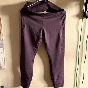 Lululemon Invigorate training purple size 12 25’ inseam